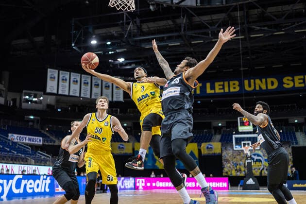 Basketball Berlin 30 05 2021 1 Bundesliga easyCredit BBL Season 2020 2021 Playoffs Semifinals Game 1 Alba Berlin ratiopharm Ulm Peyton Siva Alba Berlin, No 03 Troy Caupain Ulm, No 23