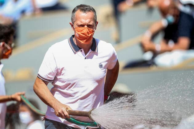 TENNIS - ATP, Tennis Herren French Open 2021 PARIS,FRANCE,30.MAY.20 - TENNIS - ATP World Tour, French Open, Roland Garros, Grand Slam. Image shows a worker with facemask. Keywords: covid 19.  GEPAxpictures xPatrickxSteiner
