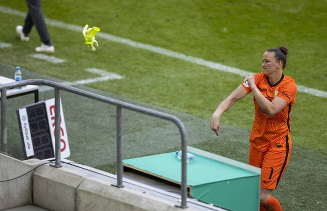 Goalkeeper Almuth Schult Wob sees red card for foul on Lara Prasnikar Fra and flings her gloves away Eintracht Frankfurt VfL Wolfsburg Womens DFB Pokal Final Cologne, 30 05 2021, football, 2020 season 21 Photo Moritz Müller