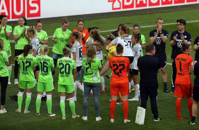 30 05 2021, xmkx, Football DFB Cup Final Women, Eintracht Frankfurt VfL Wolfsburg emspor, v l Janina Hechler Eintracht Frankfurt Women , Cara Boesl Eintracht Frankfurt Women carries Tanja Pawollek Eintracht Frankfurt Women to the medal ceremony DFL DFB REGULATIONS PROHIBIT ANY USE OF PHOTOGRAPHS as IMAGE SEQUENCES and or QUASI VIDEO Koeln
