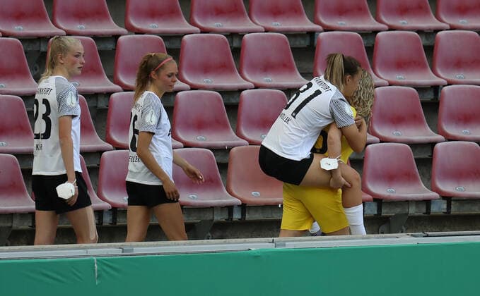 30 05 2021, xmkx, Football DFB Cup Final Women, Eintracht Frankfurt VfL Wolfsburg emspor, v l Camila Kuever Eintracht Frankfurt Women , Janina Hechler Eintracht Frankfurt Women , Cara Boesl Eintracht Frankfurt Women carries Tanja Pawollek Eintracht Frankfurt Women to the medal ceremony DFL DFB REGULATIONS PROHIBIT ANY USE OF PHOTOGRAPHS as IMAGE SEQUENCES and or QUASI VIDEO Koeln