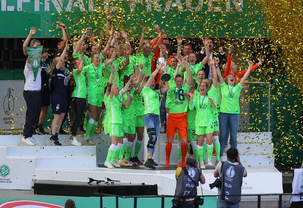 30 05 2021, xdcx, Football Women DFB Cup Final 2021 in Cologne, Eintracht Frankfurt VfL Wolfsburg, Rhein Energie Stadion, v l , Wolfsburg celebrates winning the cup and lifts the cup in the air DFL DFB REGULATIONS PROHIBIT ANY USE OF PHOTOGRAPHS AS IMAGE SEQUENCES AND OR QUASI VIDEO Copyright: HMBxMedia Claus