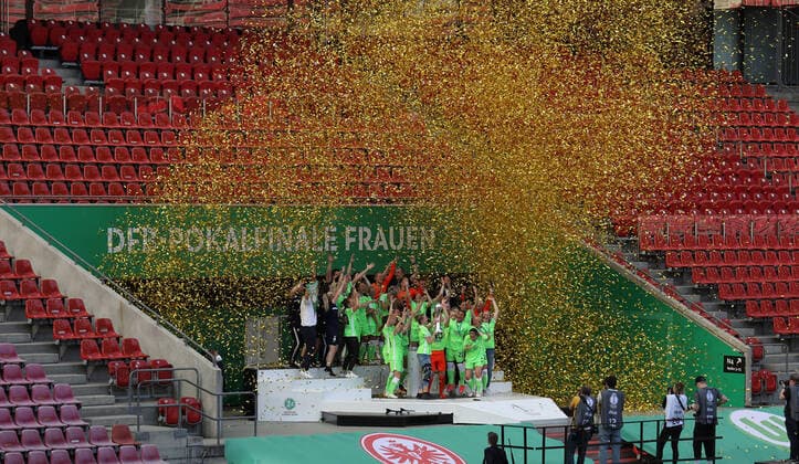 30 05 2021, xmkx, Football DFB Cup Final Women, Eintracht Frankfurt VfL Wolfsburg emspor, f l Alexandra Popp VfL Wolfsburg , Almuth Schult VfL Wolfsburg and Team at the Cup presentation DFL DFB REGULATIONS PROHIBIT ANY USE OF PHOTOGRAPHS as IMAGE SEQUENCES and or QUASI VIDEO Koeln