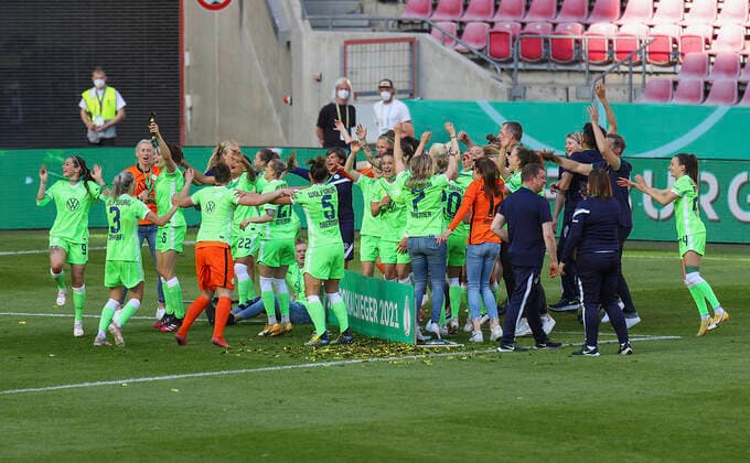 30 05 2021, xdcx, Football Women DFB Cup Final 2021 in Cologne, Eintracht Frankfurt VfL Wolfsburg, Rhein Energie Stadion, v l , Wolfsburg celebrates cup win DFL DFB REGULATIONS PROHIBIT ANY USE OF PHOTOGRAPHS AS IMAGE SEQUENCES AND OR QUASI VIDEO Copyright: HMBxMedia Claus