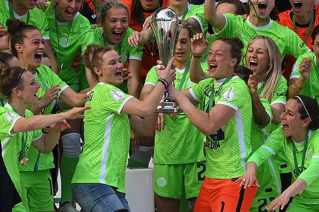 Koeln, Rheinenergiestadion, 30 05 21, GER, Damen, DFB Pokalfinale der Frauen, Saison 2020 2021, Eintracht Frankfurt VfL Wolfsburg Bild Mannschaftsfoto,Gruppenfoto Wolfsburg mit Pokal v li Alexandra Popp Wolfsburg und Torhueterin Almuth Schult Wolfsburg Nur fuer journalistische Zwecke Only for editorial use According to the regulations of the DFL Deutsche Fußball Liga it is prohibited, DFL regulations prohibit any use of photographs as image sequences and or quasi video NRW Germany
