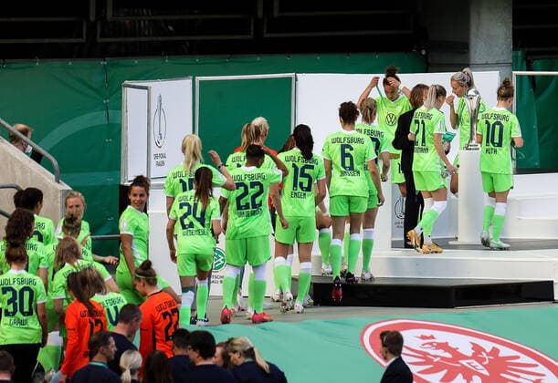 30 05 2021, xmkx, Football DFB Cup Final Women, Eintracht Frankfurt VfL Wolfsburg v l Award Ceremony VfL Wolfsburg DFL DFB REGULATES PROHIBIT ANY USE OF PHOTOGRAPHS as IMAGE SEQUENCES and or QUASI VIDEO emspor Koeln