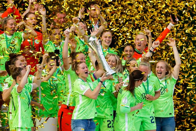Cologne, RheinEnergieStadion, 30 05 21 Alexandra Popp M Wolfsburg and teammates celebrate the win of the trophy during the final cup match between Eintracht Frankfurt vs VFL Wolfsburg