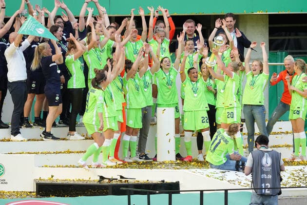 GER, DFB Pokal, 1 FFBL Eintracht Frankfurt vs VfL Wolfsburg 30 05 2021, Rheinenergie Stadion, Koeln, GER, DFB Pokal, 1 FFBL Eintracht Frankfurt vs VfL Wolfsburg, in picture award ceremony Wolfsburg nordphotoxGmBHx xMeuter nph00351
