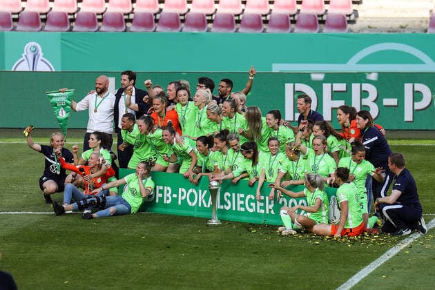 30 05 2021, xmkx, Football DFB Cup Final Women, Eintracht Frankfurt VfL Wolfsburg v l Award Ceremony VfL Wolfsburg, Cup Winner DFL DFB REGULATIONS PROHIBIT ANY USE OF PHOTOGRAPHS as IMAGE SEQUENCES and or QUASI VIDEO emspor Koeln