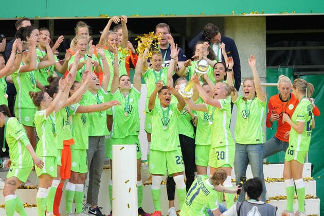GER, DFB Pokal, 1 FFBL Eintracht Frankfurt vs VfL Wolfsburg 30 05 2021, Rheinenergie Stadion, Koeln, GER, DFB Pokal, 1 FFBL Eintracht Frankfurt vs VfL Wolfsburg, in picture award ceremony Wolfsburg nordphotoxGmBHx xMeuter nph00351