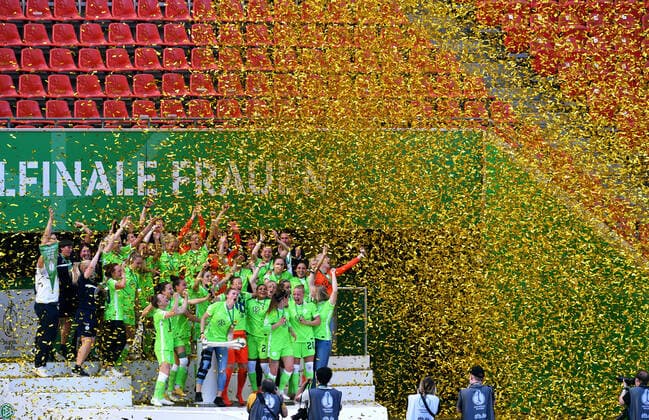 Football, Women, Germany, DFB Pokal Final, Season 2020 2021, Rhein Energie Stadion Cologne Eintracht Frankfurt white VfL Wolfsburg green 0 1 Jubel VfL Wolfsburg bei der Siegerehrung Jubel, Freude, Aktion DFB regulations prohibit any use of photographs as image sequences and or quasi video EDITORIAL USE ONLY