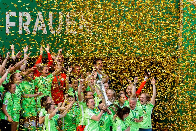 Cologne, RheinEnergieStadion, 30 05 21 Alexandra Popp M Wolfsburg and teammates celebrate the win of the trophy during the final cup match between Eintracht Frankfurt vs VFL Wolfsburg
