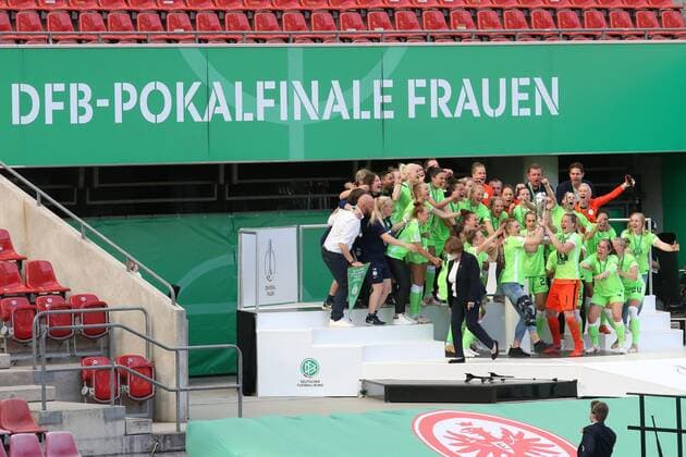 Cup presentation to Alexandra Popp VfL Wolfsburg Women, No 11 and goalkeeper Almuth Schult VfL Wolfsburg Women, No 1 and the Wolfsburg team , Eintracht Frankfurt Women VfL Wolfsburg Women, DFB Pokal Final Women 2021, DFB Pokal Final, 2020 2021 season, 30 05 2021,