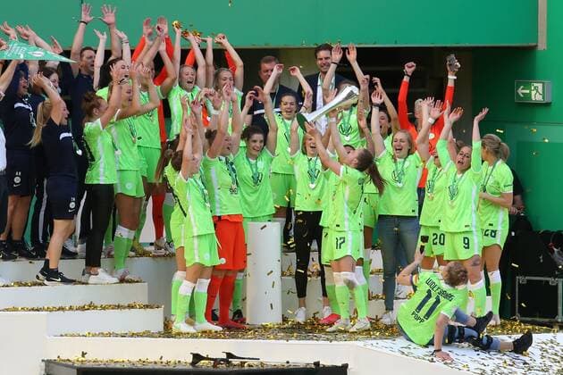 The scorer to win Ewa Pajor VfL Wolfsburg women, Nr 17 lifts the cup to the sky , Eintracht Frankfurt women VfL Wolfsburg women, DFB Pokalfinale der Frauen 2021, DFB Pokalfinale, Saison 2020 2021, 30 05 2021,