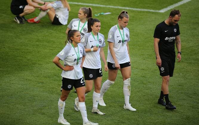 30 05 2021, xcex, GER, Koeln, RheinEnergie Stadion, football, womens football, Flyeralarm Frauen Bundesliga, DFB Pokal Frauen Saison 2020 2021, final, SGE, VfL, DFB Pokalfinale Eintracht Frankfurt VfL Wolfsburg, Enttaeuschung nach der Niederlage bei den frankfurter Spielerninnen, enttaeuscht, niedergeschlagen, traurig, Trauer, Laura Feiersinger, Barbara Dunst, Virginia Kirchberger SGE DFL regulations prohibit any use of photographs as image sequences and or quasi video