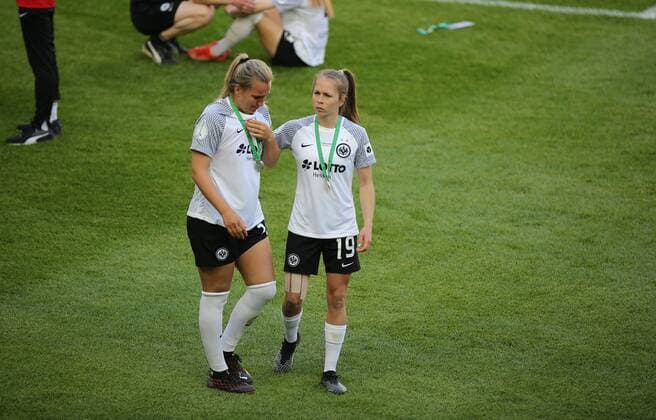 30 05 2021, xcex, GER, Koeln, RheinEnergie Stadion, football, womens football, Flyeralarm Frauen Bundesliga, DFB Pokal Frauen Saison 2020 2021, Finale, SGE, VfL, DFB Pokalfinale Eintracht Frankfurt VfL Wolfsburg, Enttaeuschung nach der Niederlage bei den frankfurter Spielerinnen, enttaeuscht, niedergeschlagen, traurig, Trauer, Laura Stoerzel und Theresa Panfil SGE DFL regulations prohibit any use of photographs as image sequences and or quasi video
