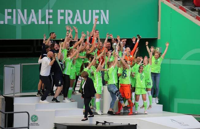 30 05 2021, xcex, GER, Koeln, RheinEnergie Stadion, Fussball, Frauenfussball, Flyeralarm Frauen Bundesliga, DFB Pokal Frauen Saison 2020 2021, Finale, SGE, VfL, DFB Pokalfinale Eintracht Frankfurt VfL Wolfsburg, Jubilation of the players of VfL Wolfsburg about the victory and the won DFB Cup, joy, emotions, celebration, Pokaluebergabe, Jubelfoto DFL regulations prohibit any use of photographs as image sequences and or quasi video