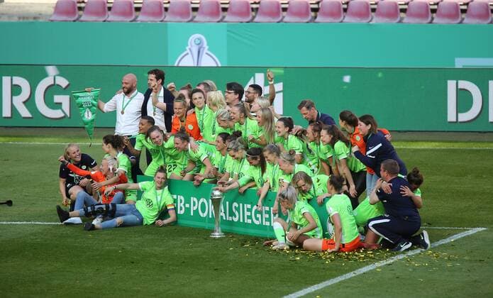 30 05 2021, xcex, GER, Koeln, RheinEnergie Stadion, Fussball, Frauenfussball, Flyeralarm Frauen Bundesliga, DFB Pokal Frauen Saison 2020 2021, Finale, SGE, VfL, DFB Pokalfinale Eintracht Frankfurt VfL Wolfsburg, Jubilation of the players of VfL Wolfsburg about the victory and the won DFB Cup, joy, emotions, celebration, Pokaluebergabe, Jubelfoto DFL regulations prohibit any use of photographs as image sequences and or quasi video