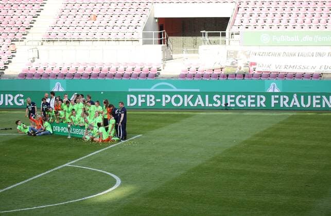 30 05 2021, xcex, GER, Koeln, RheinEnergie Stadion, Fussball, Frauenfussball, Flyeralarm Frauen Bundesliga, DFB Pokal Frauen Saison 2020 2021, Finale, SGE, VfL, DFB Pokalfinale Eintracht Frankfurt VfL Wolfsburg, Jubilation of the players of VfL Wolfsburg about the victory and the won DFB Cup, joy, emotions, celebration, Pokaluebergabe, Jubelfoto DFL regulations prohibit any use of photographs as image sequences and or quasi video
