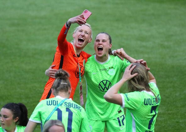 Frankfurt vs VfL, DFB Pokal Final women Cologne, 30 05 2021, FOOTBALL Eintracht Frankfurt vs VfL Wolfsburg, DFB Pokal Final women, season 2020 21 final cheer, goalkeeper Katarzyna Kiedrzynek VfL Wolfsburg , Ewa Pajor VfL Wolfsburg Cologne