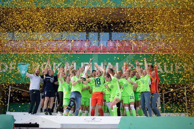 Almuth Schult VfL Wolfsburg and team celebrate cup win GER, Eintracht Frankfurt vs VfL Wolfsburg, 30 05 2021, Women DFB Pokal Final, Season 2020 2021 DFB REGULATES PROHIBIT ANY USE OF PHOTOGRAPHS AS IMAGE SEQUENCES AND OR QUASI VIDEO GER, Eintracht Frankfurt vs VfL Wolfsburg, 30 05 2021, Women DFB Pokal Final, Season 2020 2021 Koeln Copyright: xEibnerxPressefoto MichaelxMemmlerx EP_MMR
