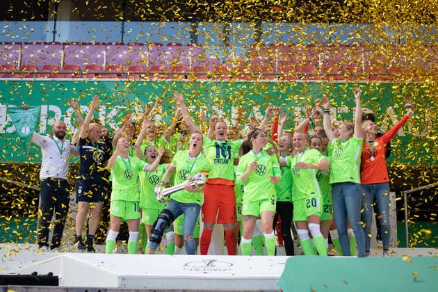 Almuth Schult VfL Wolfsburg and team celebrate cup win GER, Eintracht Frankfurt vs VfL Wolfsburg, 30 05 2021, Women DFB Pokal Final, Season 2020 2021 DFB REGULATES PROHIBIT ANY USE OF PHOTOGRAPHS AS IMAGE SEQUENCES AND OR QUASI VIDEO GER, Eintracht Frankfurt vs VfL Wolfsburg, 30 05 2021, Women DFB Pokal Final, Season 2020 2021 Koeln Copyright: xEibnerxPressefoto MichaelxMemmlerx EP_MMR