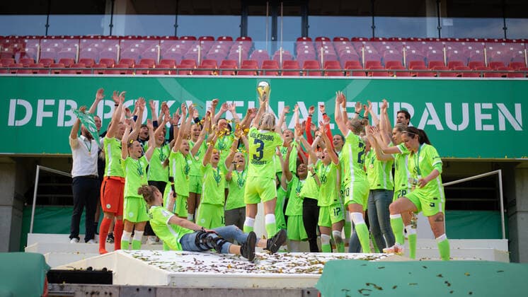 Zsanett Jakabfi VfL Wolfsburg , Almuth Schult VfL Wolfsburg Alexandra Popp VfL Wolfsburg and team celebrate cup win, GER, Eintracht Frankfurt vs VfL Wolfsburg, 30 05 2021, Women DFB Pokal Final, Spielzeit 2020 2021 DFB REGULATIONS PROHIBIT ANY USE OF PHOTOGRAPHS AS IMAGE SEQUENCES AND OR QUASI VIDEO GER, Eintracht Frankfurt vs VfL Wolfsburg, 30 05 2021, Women DFB Pokal Final, Spielzeit 2020 2021 Koeln Copyright: xEibnerxPressefoto MichaelxMemmlerx EP_MMR