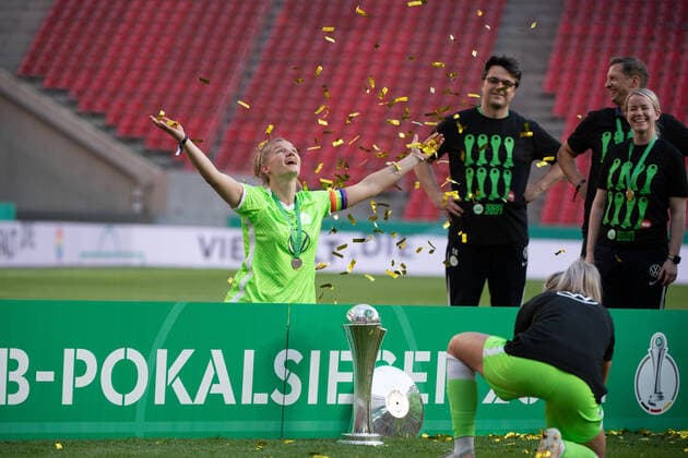 Alexandra Popp VfL Wolfsburg celebrates cup win GER, Eintracht Frankfurt vs VfL Wolfsburg, 30 05 2021, Women DFB Pokal Final, Season 2020 2021 DFB REGULATES PROHIBIT ANY USE OF PHOTOGRAPHS AS IMAGE SEQUENCES AND OR QUASI VIDEO GER, Eintracht Frankfurt vs VfL Wolfsburg, 30 05 2021, Women DFB Pokal Final, Season 2020 2021 Koeln Copyright: xEibnerxPressefoto MichaelxMemmlerx EP_MMR