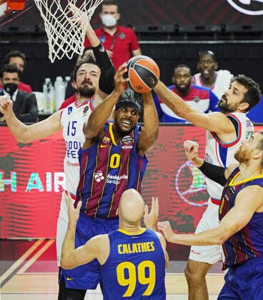 COLOGNE, GERMANY - MAY 30, 2021: Anadolu s Sertac Sanli, Barcelona s Brandon Davies and Nick Calathes (L-R) in action in the 2020 21 Euroleague Final Four championship game between FC Barcelona, Barca and Anadolu Efes Istanbul at Lanxess Arena. Tatyana Makeyeva TASS  TS10228E