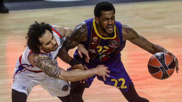 Basketball Turkish Airlines EuroLeague Final FC Barcelona Anadolu Efes Istanbul Lanxess Arena Cologne Germany 30 05 2021 Left Shane Larkin Anadolu Efes Istanbul Right Cory Higgins FC Barcelona