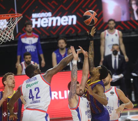 Basketball Turkish Airlines EuroLeague Final FC Barcelona Anadolu Efes Istanbul Lanxess Arena Cologne Germany 30 05 2021 Links Bryant Dunston Anadolu Efes Istanbul