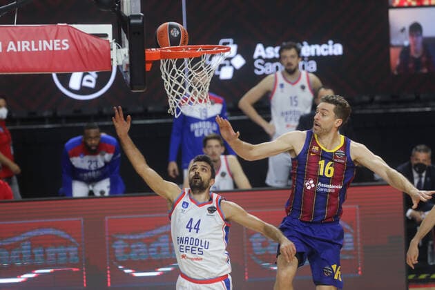 Basketball Turkish Airlines EuroLeague Final FC Barcelona Anadolu Efes Istanbul Lanxess Arena Cologne Germany 30 05 2021 Left Krunoslav Simon Anadolu Efes Istanbul Right Pau Gasol FC Barcelona