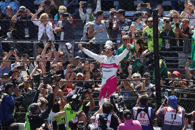 Bilder des Jahres 2021, Sport 05 Mai Sport Themen der Woche KW21 INDIANAPOLIS, IN - MAY 30: NTT Indy Car Series driver Helio Castroneves reacts after winning the 105th running of the Indianapolis 500 on May 30, 2021 at the Indianapolis Motor Speedway in Indianapolis, Indiana. (Photo by Brian Spurlock Icon Sportswire) AUTO: MAY 30 IndyCar, Indy Car, IRL, USA - The 105th Indianapolis 500 Icon21053016500