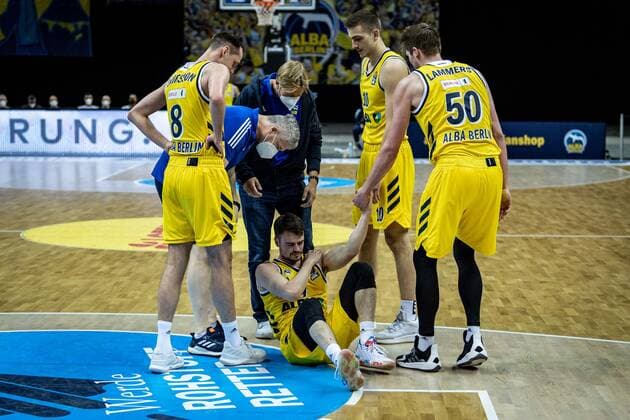 Basketball Berlin 30 05 2021 1 Bundesliga easyCredit BBL season 2020 2021 playoffs semifinals game 1 Alba Berlin ratiopharm Ulm Jonas Mattisseck Alba Berlin, No 09 injured on the ground