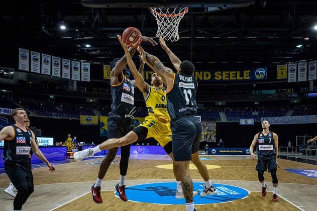 Basketball Berlin 30 05 2021 1 Bundesliga easyCredit BBL Season 2020 2021 Playoffs Semifinals Game 1 Alba Berlin ratiopharm Ulm Maodo Lo Alba Berlin, No 00 Isaiah Wilkins Ulm, No 11 Aric Holman Ulm, No 35