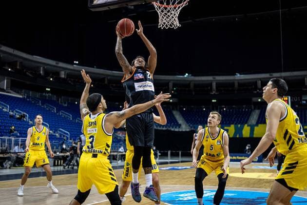 Basketball Berlin 30 05 2021 1 Bundesliga easyCredit BBL Season 2020 2021 Playoffs Semifinals Game 1 Alba Berlin ratiopharm Ulm Troy Caupain Ulm, No 23 Peyton Siva Alba Berlin, No 03 Niels Giffey Alba Berlin, No 05