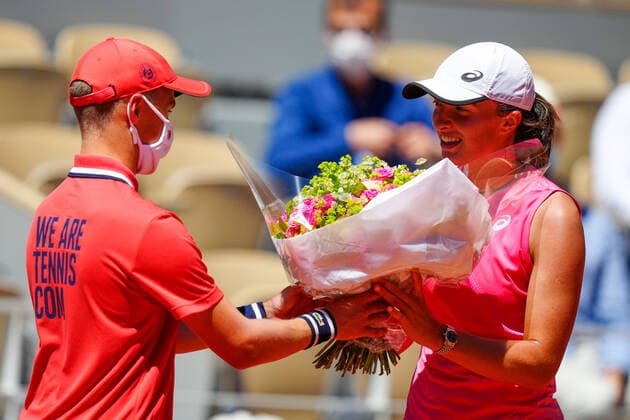 Mandatory Credit: Photo by Javier Garcia BPI Shutterstock (11977038ck) Iga Swiatek is presented with flowers on her birthday following her victory in her first round match French Open Tennis, Day Two, Roland Garros, Paris, France - 31 May 2021 French Open Tennis, Day Two, Roland Garros, Paris, France - 31 May 2021  Copyright: xJavierxGarcia BPI Shutterstockx 11977038ck