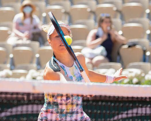 Laura Siegemund GER plays a volley at the net,curious, Copyright: xJuergenxHasenkopfx