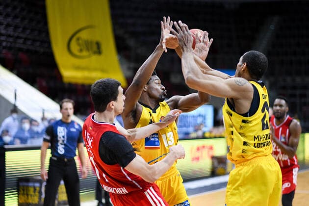 Yorman Polas Bartolo MHP Riesen Ludwigsburg and Tremmell Darden MHP Riesen Ludwigsburg in duel with Vladimir Lucic FC Bayern Muenchen Basketball , GER, MHP Riesen Ludwigsburg vs FC Bayern Muenchen, 31 05 2021, Play Off Semi Final Game 2, easycredit Basketball Bundesliga, Season 2020 2021 GER, MHP Riesen Ludwigsburg vs FC Bayern Muenchen, 31 05 2021, Play Off Semi Final Game 2, easycredit Basketball Bundesliga, Season 2020 2021 Ludwigsburg Copyright: xEibnerxPressefoto MichaelxMemmlerx EP_MMR