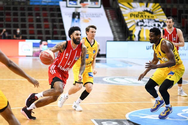 D J Seeley FC Bayern Muenchen Basketball in a duel with Ralph Hounnou MHP Riesen Ludwigsburg , GER, MHP Riesen Ludwigsburg vs FC Bayern Muenchen, 31 05 2021, Play Off Semi Final Game 2, easycredit Basketball Bundesliga, Season 2020 2021 GER, MHP Riesen Ludwigsburg vs FC Bayern Muenchen, 31 05 2021, Play Off Semi Final Game 2, easycredit Basketball Bundesliga, Season 2020 2021 Ludwigsburg Copyright: xEibnerxPressefoto MichaelxMemmlerx EP_MMR