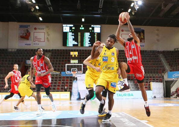 31 05 2021, Germany, Ludwigsburg, Basketball easyCredit BBL Bundesliga, Play off Semi Final, Game 2 MHP RIESEN Ludwigsburg vs FC Bayern Munich Basketball v l Jaleen Smith MHP , Dennis Seeley FC