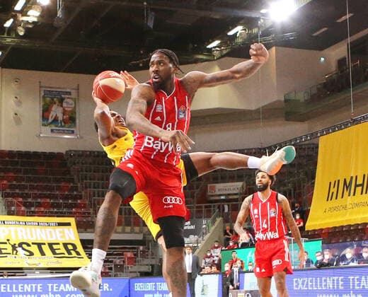 31 05 2021, Germany, Ludwigsburg, Basketball easyCredit BBL Bundesliga, Play off Semi Final, Game 2 MHP RIESEN Ludwigsburg vs FC Bayern Munich Basketball v l Jr Barry Brown MHP , Jalen Reynolds FC