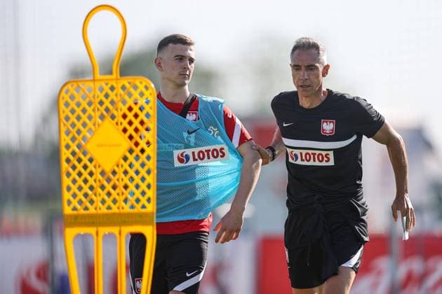 Sport Bilder des Tages Fußball, Nationalteam Polen Training 31.05.2021 OPALENICA, HOTEL REMES PILKA NOZNA POLAND POLISH NATIONAL FOOTBALL TEAM TRAINING SESSION ROAD TO EURO 2020 TOURNAMENT REPREZENTACJA POLSKI, KADRA - UEFA EURO, EM, Europameisterschaft,Fussball 2020 , ZGRUPOWANIE REPREZENTACJI POLSKI PRZED TURNIEJEM UEFA EURO 2020 OFICJALNY TRENING REPREZENTACJI POLSKI PRZED MECZEM TOWARZYSKIM Z ROSJA NZ KACPER KOZLOWSKI, PAULO SOUSA - TRENER, SELEKCJONER, HEAD COACH REPREZENTACJI POLSKI FOTO LUKASZ GROCHALA CYFRASPORT NEWSPIX.PL --- Newspix.pl  20210531CSLG0222