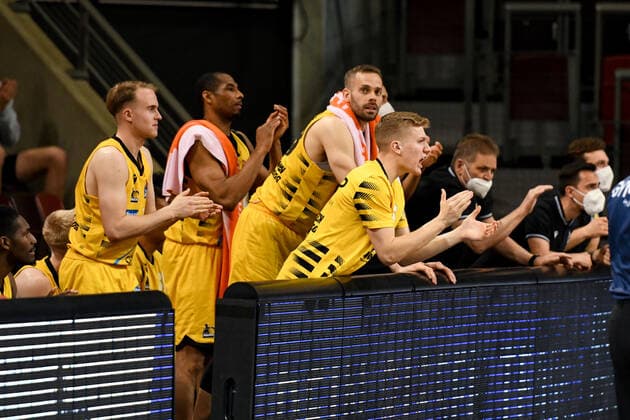 Johannes Patrick MHP Riesen Ludwigsburg and bench cheer on the team, GER, MHP Riesen Ludwigsburg vs FC Bayern Muenchen, 31 05 2021, Play Off Semi Final Game 2, easycredit Basketball Bundesliga, Season 2020 2021 GER, MHP Riesen Ludwigsburg vs FC Bayern Muenchen, 31 05 2021, Play Off Semi Final Game 2, easycredit Basketball Bundesliga, Season 2020 2021 Ludwigsburg Copyright: xEibnerxPressefoto MichaelxMemmlerx EP_MMR