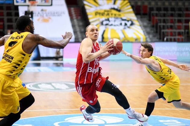 Robin Amaize FC Bayern Muenchen Basketball on the ball duel with Jamel McLean MHP Riesen Ludwigsburg and Ralph Hounnou MHP Riesen Ludwigsburg , GER, MHP Riesen Ludwigsburg vs FC Bayern Muenchen, 31 05 2021, Play Off Semi Final Game 2, easycredit Basketball Bundesliga, Season 2020 2021 GER, MHP Riesen Ludwigsburg vs FC Bayern Muenchen, 31 05 2021, Play Off Semi Final Game 2, easycredit Basketball Bundesliga, Season 2020 2021 Ludwigsburg Copyright: xEibnerxPressefoto MichaelxMemmlerx EP_MMR