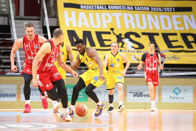 31 05 2021, Germany, Ludwigsburg, Basketball easyCredit BBL Bundesliga, Play off semifinals, Game 2 MHP RIESEN Ludwigsburg vs FC Bayern Munich Basketball v l Banner overview, main round champion, Leon Radosevic FC , Paul Ziper FC , Yorman Polas Bartolo MHP
