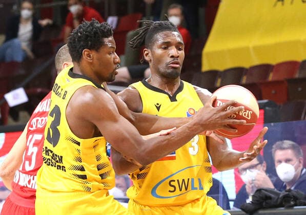 31 05 2021, Germany, Ludwigsburg, Basketball easyCredit BBL Bundesliga, Play off Semi Final, Game 2 MHP RIESEN Ludwigsburg vs FC Bayern Munich Basketball v l Yorman Polas Bartolo MHP , Jaleen Smith MHP