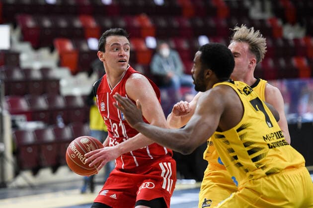 Zan Mark Sisko FC Bayern Muenchen Basketball in a duel with Jamel McLean MHP Riesen Ludwigsburg , GER, MHP Riesen Ludwigsburg vs FC Bayern Muenchen, 31 05 2021, Play Off Semifinal Game 2, easycredit Basketball Bundesliga, Spielzeit 2020 2021 GER, MHP Riesen Ludwigsburg vs FC Bayern Muenchen, 31 05 2021, Play Off Semifinal Game 2, easycredit Basketball Bundesliga, Spielzeit 2020 2021 Ludwigsburg Copyright: xEibnerxPressefoto MichaelxMemmlerx EP_MMR