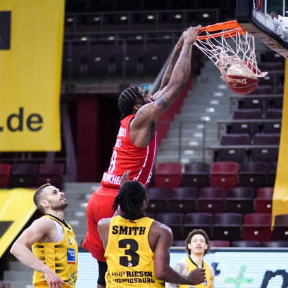 Jalen Reynolds FC Bayern Muenchen Basketball at the basket against Jaleen Smith MHP Riesen Ludwigsburg and Jonas Wohlfarth Bottermann MHP Riesen Ludwigsburg , GER, MHP Riesen Ludwigsburg vs FC Bayern Muenchen, 31 05 2021, Play Off Semi Final Game 2, easycredit Basketball Bundesliga, Season 2020 2021 GER, MHP Riesen Ludwigsburg vs FC Bayern Muenchen, 31 05 2021, Play Off Semi Final Game 2, easycredit Basketball Bundesliga, Season 2020 2021 Ludwigsburg Copyright: xEibnerxPressefoto MichaelxMemmlerx EP_MMR