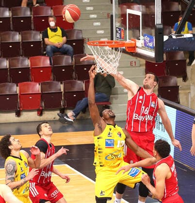 31 05 2021, Germany, Ludwigsburg, Basketball easyCredit BBL Bundesliga, Play off Semi Final, Game 2 MHP RIESEN Ludwigsburg vs FC Bayern Munich Basketball at the basket v l Yorman Polas Bartolo MHP , Paul Zipser FC